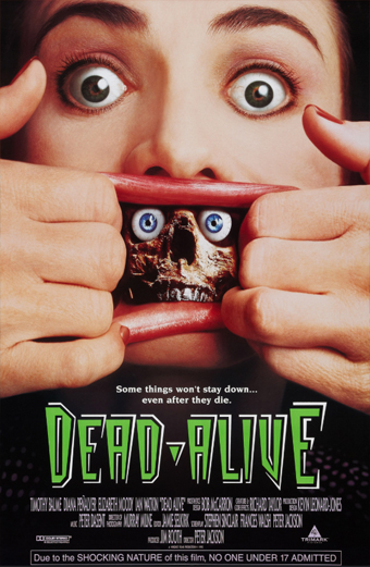 Locandina del film Dead Alive noto anche come Splatters gli schizzacervelli 1992 diretto da Peter Jackson. Nella parte inferiore il titolo Dead Alive in grandi lettere verdi stilizzate con i crediti di cast e produzione sotto. In basso la frase di avvertimento: A causa della natura scioccante di questo film vietato ai minori di 17 anni. Il tono generale è cupo e intenso, richiama temi horror e splatter.