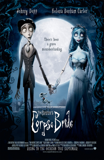 Locandina del film La Sposa Cadavere con un alto e magro sposo animato in abito elegante che tiene per mano una sposa scheletrica in abito da matrimonio, entrambi sotto una grande luna piena con rami contorti che incorniciano la scena. L'atmosfera è gotica e fiabesca. In alto si leggono i nomi Johnny Depp e Helena Bonham Carter. Al centro la scritta C'è stato un grave malinteso. In basso il titolo Tim Burton's Corpse Bride e la frase In arrivo a settembre.