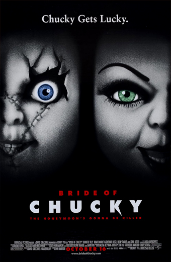 Locandina del film La Sposa di Chucky 1998 con sfondo scuro e due volti di bambole, uno con espressione sinistra e uno con sguardo malizioso. In alto compare la scritta Chucky Gets Lucky. In basso sono presenti il titolo Bride of Chucky e il sottotitolo The honeymoons gonna be killer. Il tono generale è inquietante e ironico.