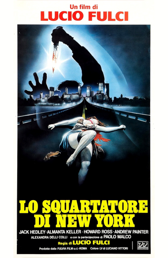 Locandina del film Lo Squartatore di New York diretto da Lucio Fulci. La locandina mostra una scena drammatica con una mano gigante e oscura che incombe sulla skyline notturna di New York, impugnando un coltello insanguinato. In primo piano, una donna giace a terra senza vita e parzialmente svestita su una strada, con tracce di sangue visibili. Il tono generale è cupo e inquietante. In alto si legge Un film di Lucio Fulci, in basso in grandi lettere gialle Lo Squartatore di New York, seguiti dai crediti di cast e produzione in caratteri più piccoli.