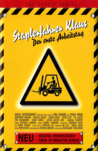 Locandina del film Staplerfahrer Klaus Der erste Arbeitstag. La locandina mostra un cartello di avvertimento giallo con bordo nero e un simbolo triangolare che raffigura una sagoma stilizzata alla guida di un muletto che colpisce un'altra figura. Lo sfondo è giallo brillante con strisce nere di pericolo lungo i bordi. In alto si legge THE ANOLIS SERIES. Il titolo principale, in stile manoscritto bianco, recita Staplerfahrer Klaus Der erste Arbeitstag. In basso, un riquadro rosso con testo giallo riporta NEU DIGITAL REMASTERED UBER 70 MINUTEN BONUS. Il tono generale è umoristico e parodico, imitando la segnaletica industriale di sicurezza.