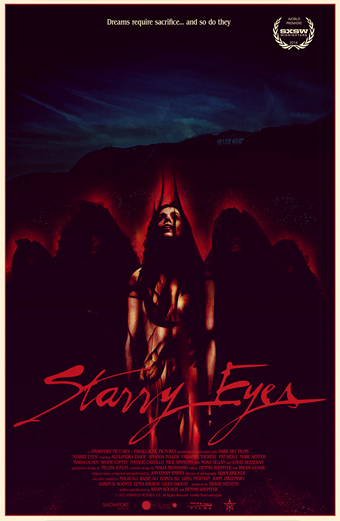 Locandina del film Starry Eyes con una figura muscolosa dai capelli lunghi in piedi sotto una luce rossa drammatica, circondata da sagome oscure su uno sfondo montuoso e scuro. L'atmosfera è minacciosa e intensa. In alto si legge la scritta Dreams require sacrifice and so do they. Il titolo Starry Eyes è in grande carattere rosso nella parte inferiore. In alto a destra è visibile una corona d'alloro premio.