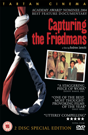 Copertina DVD di Capturing the Friedmans, documentario di Andrew Jarecki. In primo piano un cappio realizzato con un tessuto a righe rosse e bianche su sfondo nero, con una piccola foto di famiglia in abiti eleganti. Testi ben visibili in rosso e bianco: Capturing the Friedmans, candidato allOscar 2004 come miglior documentario, e recensioni come Unopera sconvolgente e Uno dei film più stimolanti dellanno. Il tono generale è cupo e serio.