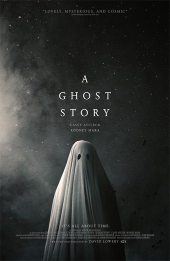 Locandina del film A Ghost Story con un fantasma coperto da un lenzuolo bianco con fori neri per gli occhi che sta da solo sotto un cielo stellato scuro. L'atmosfera è misteriosa e malinconica. Testo presente sulla locandina: Lovely mysterious and cosmic, A Ghost Story, Casey Affleck, Rooney Mara, Its all about time, scritto e diretto da David Lowery.