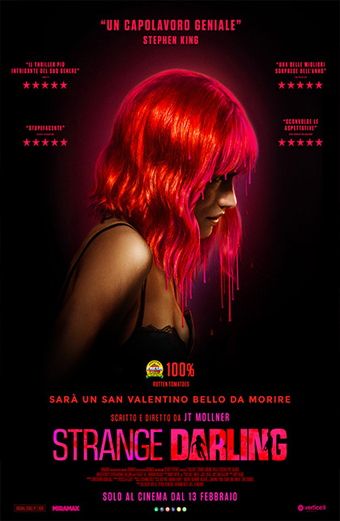 Locandina del film Strange Darling 2023 con una persona dai capelli rossi accesi di spalle in un ambiente scuro e drammatico. Lo sfondo è nero con luci al neon rosa e rosse. In alto è presente una citazione di Stephen King: Un capolavoro geniale, seguita da diverse valutazioni a cinque stelle e dal titolo Strange Darling in caratteri grandi rosa e rossi. Ulteriore testo in italiano promuove il film come un San Valentino bello da morire e indica la data di uscita. Il tono generale è intenso e misterioso.