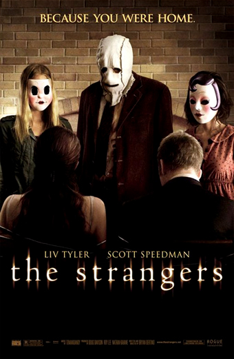 Locandina del film The Strangers 2007 con tre figure mascherate in piedi dietro una coppia seduta in una stanza poco illuminata con muro di mattoni. La figura centrale indossa una maschera bianca e un abito, affiancata da due donne mascherate. L'atmosfera è tesa e inquietante. In alto si legge la scritta Because you were home. In basso compaiono i nomi Liv Tyler e Scott Speedman e il titolo the strangers.