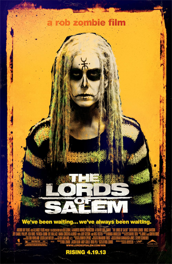 Persona con lunghi dreadlock e maglione a righe davanti a uno sfondo giallo rovinato. L'atmosfera è inquietante e disturbante. Testo sul poster: a rob zombie film, THE LORDS OF SALEM, Weve been waiting... weve always been waiting, RISING 4.19.13.