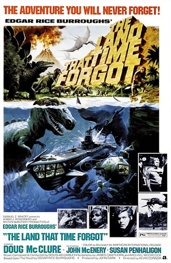Poster del film La Terra dimenticata dal tempo. Dinosauri e creature preistoriche dominano un paesaggio selvaggio e rigoglioso sopra un sottomarino e una nave in acque agitate. L'illustrazione è audace e drammatica, con un tono avventuroso e di suspense. Testo visibile: L'avventura che non dimenticherai mai, Edgar Rice Burroughs La Terra dimenticata dal tempo, Doug McClure, John McEnery, Susan Penhaligon. Immagini più piccole in bianco e nero mostrano scene del film, tra cui personaggi e dinosauri.
