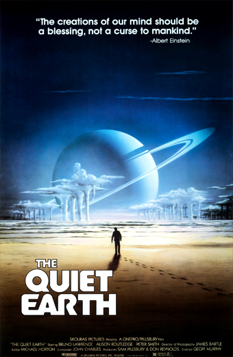 la Terra silenziosa (1985) di Geoff Murphy, La locandina mostra quello che sembra essere un paesaggio urbano deserto con un cielo surreale, che ben rappresenta l'atmosfera desolata e inquietante del film. I colori utilizzati, con toni arancioni e blu, contribuiscono a creare un'atmosfera aliena e misteriosa.