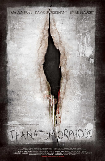 Locandina del film Thanatomorphose 2012 con una parete lacerata e in decomposizione, un vuoto scuro al centro e striature di sangue e sporcizia. In alto compaiono i nomi Kayden Rose, Davyd Tousignant, Emile Beaudry. Il titolo Thanatomorphose è scritto in caratteri rovinati in basso, con i crediti di produzione e il sito thanatomorphosefilm.com sotto. Il tono generale è cupo, inquietante e richiama orrore e decadenza.