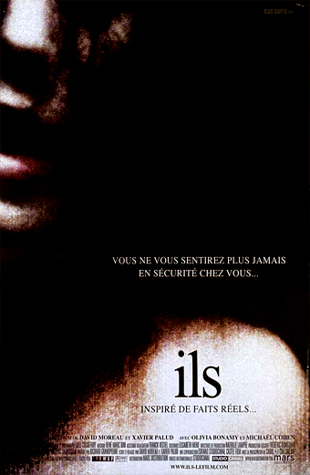 Locandina horror francese del film Ils. Nella parte inferiore si vede una zona granulosa e in ombra con il titolo ils in grandi lettere, seguito dalla frase inspiré de faits réels. Altri testi includono Ntirerez plus jamais e chez vous e i crediti per i registi David Moreau e Xavier Palud, gli attori Olivia Bonamy e Michael Cohen. Il tono generale è cupo e inquietante.