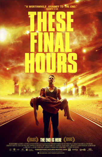 Un uomo muscoloso trasporta una donna priva di sensi lungo una strada deserta verso lo skyline di una città in fiamme sotto un cielo arancione. In grande, testo giallo: THESE FINAL HOURS. In alto, testo più piccolo: A WORTHWHILE JOURNEY TO THE END. Il tono emotivo è urgente e apocalittico.