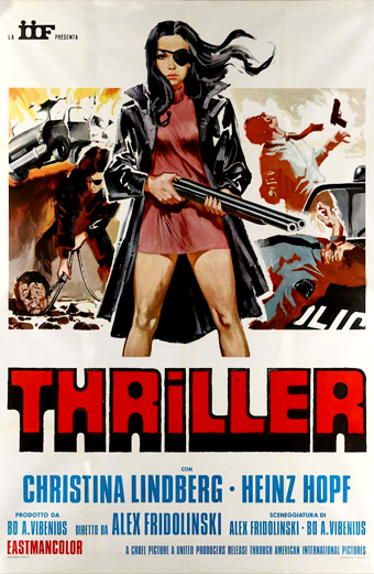 Locandina del film Thriller: a cruel picture. Una donna con un vestito rosso corto e un impermeabile nero sta in piedi con sicurezza impugnando un fucile a doppia canna. Sullo sfondo si vedono scene dipinte di violenza e azione. In basso, una scritta grande e rossa con bordo nero riporta la parola THRILLER. Sotto, sono elencati i nomi Christina Lindberg e Heinz Hopf insieme ai crediti di produzione in italiano. Il tono generale è intenso e cupo, evocando suspense e cinema exploitation.