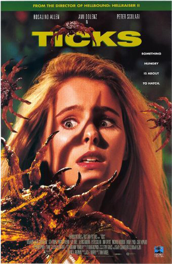 Locandina del film Ticks che mostra una persona con capelli lunghi circondata da grandi zecche minacciose che si arrampicano sulla testa e sulle spalle. Sullo sfondo si intravede una foresta verde sfocata. In alto il titolo TICKS in grandi lettere gialle, a destra la scritta Something hungry is about to hatch. Il tono è teso e inquietante, trasmette orrore e pericolo.
