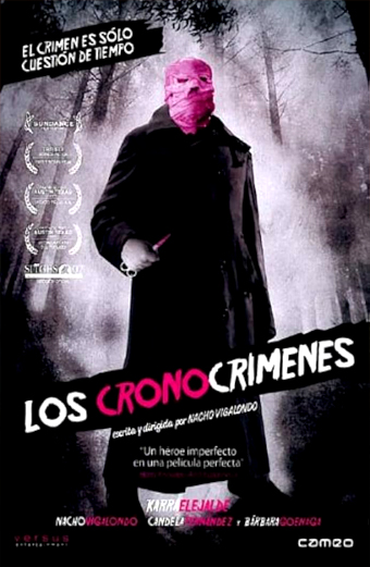 Figura misteriosa in una foresta oscura indossa un lungo cappotto nero e una maschera rosa fatta di bende che copre testa e volto, tiene in mano delle forbici. L'atmosfera è tesa e inquietante. Il poster contiene il testo: El crimen es solo cuestion de tiempo. Los Cronocrimenes. Un heroe imperfecto en una pelicula perfecta. Karra Elejalde, Nacho Vigalondo, Candela Fernandez, Barbara Goenaga. Sono visibili allori dei festival di Sundance e Sitges. Il tono generale è di suspense e inquietudine.