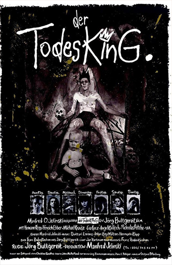 Locandina del film der Todesking. La locandina mostra una scena cupa e inquietante con una figura scheletrica incoronata seduta su un trono che tiene un corpo senza vita sulle ginocchia. Lo sfondo è oscuro e tetro, con macchie e un simbolo di teschio. Il tono generale è angosciante e macabro. In alto è presente il titolo scritto a mano der TodesKing con una corona sulla K. In basso sono elencati i giorni della settimana in tedesco con piccole foto ritratto per ciascuno, e i crediti includono Manfred Jelinski, Jörg Buttgereit, Michael Ebert, Michael Krause e altri. Il carattere tipografico è irregolare e il bordo nero contribuisce a un'atmosfera disturbante e malinconica.