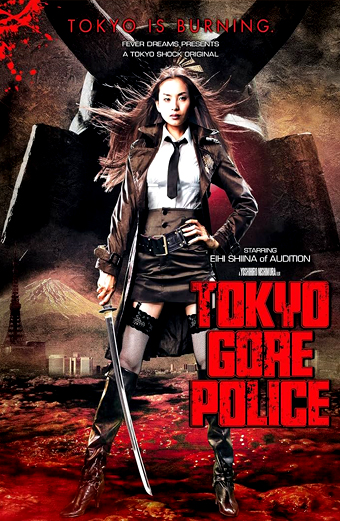 Donna in uniforme della polizia e stivali neri in piedi con sicurezza con una katana in mano in un paesaggio urbano drammatico tinto di rosso sangue, con edifici in rovina e una grande struttura minacciosa sullo sfondo. L'atmosfera è intensa e ricca di azione. Testo visibile: TOKYO IS BURNING, TOKYO GORE POLICE, starring Eihi Shiina of Audition.