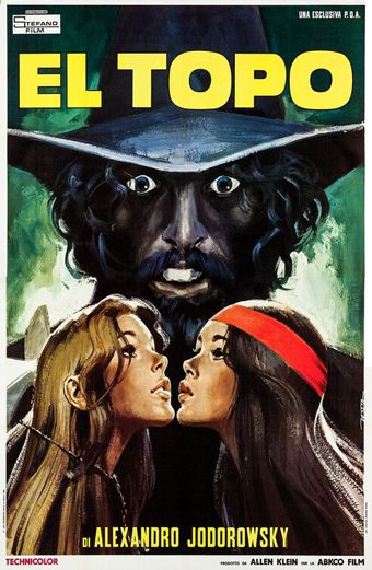 Manifesto illustrato surreale del film El Topo con due figure in abiti western che si fronteggiano da vicino, una con lunghi capelli biondi e l'altra con cappello nero e mantello, su uno sfondo drammatico verde e giallo. In alto grande scritta gialla EL TOPO, in basso testo più piccolo tra cui di Alexandro Jodorowsky e altri crediti del film. Il tono generale è misterioso e intenso.
