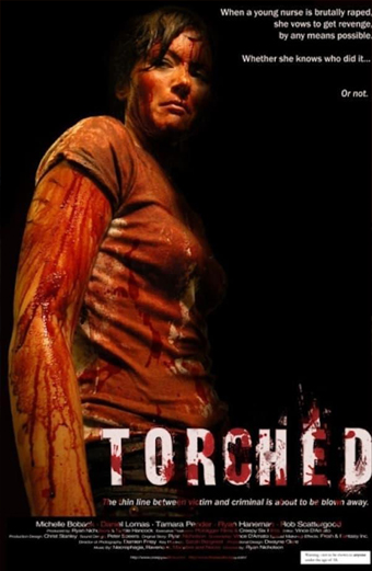 Locandina del film Torched 2004 con una donna sconvolta in primo piano, espressione intensa, sfondo scuro e cupo, illuminazione infuocata che suggerisce violenza e vendetta, atmosfera generale tesa e inquietante