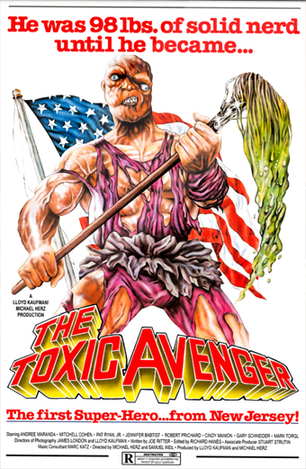 Supereroe muscoloso con abiti viola strappati che impugna un mocio in una mano e la testa di una creatura dalla pelle verde nell'altra, in piedi davanti a una bandiera americana. Il poster è colorato ed energico, con testo rosso e giallo che recita Era 44 chili di puro sfigato finché è diventato... THE TOXIC AVENGER Il primo supereroe... dal New Jersey! Il tono generale è grottesco e trionfante.