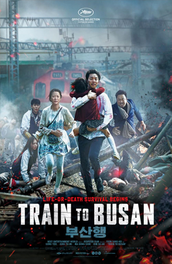 Locandina del film Train to Busan con un uomo che porta in braccio una bambina e guida un gruppo di persone tra macerie e caos in una stazione ferroviaria, con un treno rosso sullo sfondo, fumo e detriti nell'aria, trasmettendo urgenza e pericolo. Testi visibili: Life-or-death survival begins, Train to Busan e caratteri coreani. Il tono generale è intenso e drammatico.