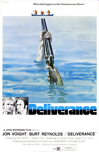 Locandina del film Deliverance che mostra due mani che emergono dall'acqua stringendo un fucile, con una piccola canoa e quattro figure sopra l'acqua. Lo sfondo è una tranquilla scena acquatica blu.