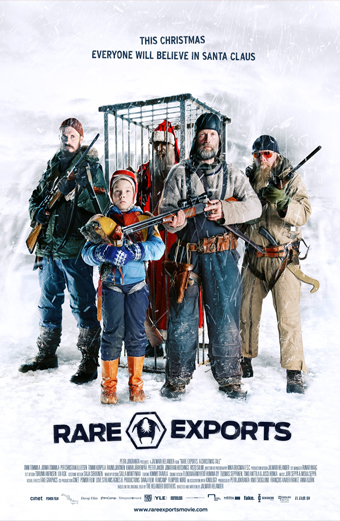 Locandina del film Rare Exports con quattro persone vestite con abiti invernali e armate che stanno sulla neve davanti a una gabbia contenente una figura travestita da Babbo Natale. Sullo sfondo un paesaggio innevato e ghiacciato. In alto si legge la scritta: THIS CHRISTMAS EVERYONE WILL BELIEVE IN SANTA CLAUS. Il tono è teso e misterioso.