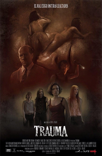 Locandina del film Trauma 2017. Nella parte superiore due figure nude si abbracciano in modo inquietante, su uno sfondo scuro e materico. Sotto, quattro donne sono in piedi una accanto all'altra, rivolte verso l'osservatore, con un'atmosfera cupa e tesa. Il titolo Trauma compare in grandi lettere bianche in basso. In alto si legge la scritta El mal exige oscuras lealtades. Il tono generale è oscuro, intenso e disturbante, riflettendo i temi di orrore e trauma.