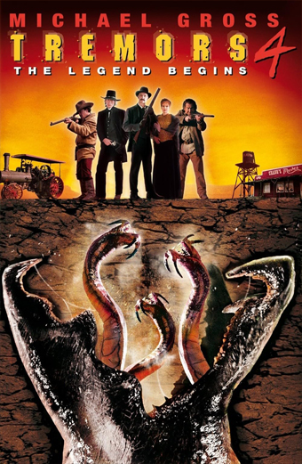 Locandina del film Tremors 4 The Legend Begins con quattro personaggi armati in abiti del vecchio West che si stagliano contro un cielo arancione al tramonto, con attrezzature minerarie sullo sfondo. In basso, una creatura mostruosa con più lingue simili a serpenti emerge dalla terra spaccata. Il tono è teso e avventuroso. Testo visibile sulla locandina: Michael Gross Tremors 4 The Legend Begins.