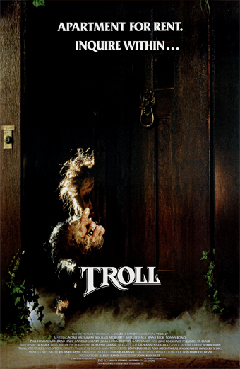 Un piccolo troll con espressione maliziosa è davanti a una grande porta di legno circondata da nebbia e piante. L ambientazione è oscura e misteriosa. In alto si legge APARTMENT FOR RENT. INQUIRE WITHIN... e in basso TROLL con caratteri stilizzati. Il tono generale è inquietante e fantastico.