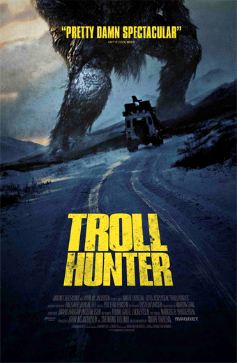 Locandina del film Trollhunter 2010 con un enorme troll che cammina su una strada innevata di notte mentre un veicolo si allontana impaurito. L atmosfera è cupa e carica di suspense. In grande, testo giallo TROLL HUNTER e in alto la recensione Pretty Damn Spectacular.