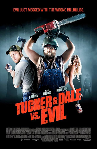 Tre persone in pose drammatiche sulla locandina del film Tucker and Dale vs Evil. La figura centrale indossa una salopette di jeans e solleva una motosega sopra la testa. Un'altra persona tiene in mano una lattina di birra e la terza impugna un'arma. Lo sfondo è scuro e fumoso, creando un'atmosfera tesa e comica tipica dell'horror. In grandi lettere rosse e arancioni si legge Tucker and Dale vs Evil. In alto c'è la scritta Evil just messed with the wrong hillbillies. Sono presenti i nomi degli attori Tyler Labine, Alan Tudyk, Katrina Bowden. Il tono generale è umoristico e carico di suspense.