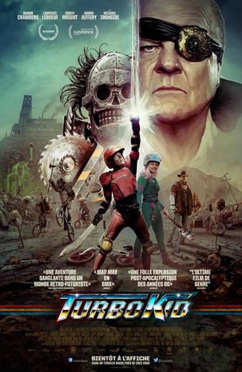 Locandina del film Turbo Kid con un giovane eroe in armatura rossa e casco che alza il pugno, accanto a una ragazza con salopette verde e fascia blu, davanti a un enorme teschio e una figura meccanica in un paesaggio post-apocalittico. Sullo sfondo ci sono diversi personaggi su biciclette BMX. In basso il titolo Turbo Kid in lettere metalliche stilizzate. Il tono è avventuroso e nostalgico, richiama i film d'azione degli anni 80. Sono presenti scritte come Mad Max on BMX e L'ultima perla di genere.