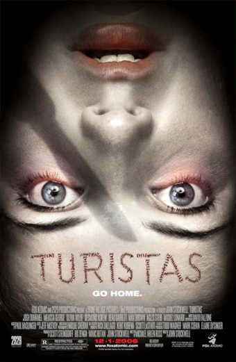 Locandina del film Turistas 2006 con sfondo scuro sfumato e piccoli testi bianchi dei crediti in basso, atmosfera cupa e di suspense
