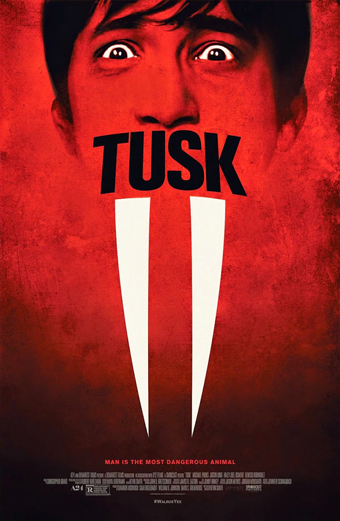 Locandina del film Tusk 2014 con due grandi zanne bianche di tricheco su uno sfondo rosso testurizzato e una sagoma scura sopra le zanne. In basso è presente la scritta Man is the most dangerous animal. Il tono generale è inquietante e minaccioso.