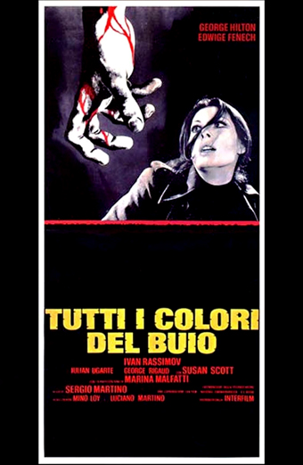 Locandina di Tutti i colori del buio 1972 con una mano insanguinata che si protende verso il basso sopra una donna spaventata. Lo sfondo è scuro e minaccioso. In alto a destra sono riportati i nomi degli attori George Hilton ed Edwige Fenech. In basso il titolo Tutti i colori del buio in grandi lettere gialle, con nomi di cast e produzione in rosso e bianco. Il tono generale è teso e inquietante, trasmettendo sensazioni di orrore e suspense.