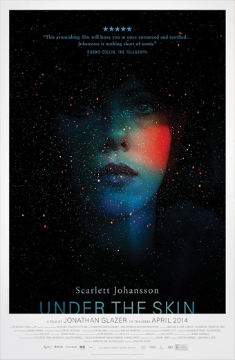 Locandina del film Under the Skin 2013 con un cielo notturno pieno di stelle e colori cosmici sfumati, il nome Scarlett Johansson in evidenza. Il titolo Under the Skin appare in basso in lettere blu insieme al regista Jonathan Glazer e alla data di uscita aprile 2014. Il tono generale è misterioso e suggestivo.