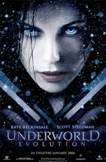 Locandina del film Underworld Evolution 2005 con sfondo blu scuro innevato, forme metalliche appuntite, nomi Kate Beckinsale e Scott Speedman in alto e titolo Underworld Evolution in grandi lettere bianche in basso. Il tono generale è misterioso e intenso.