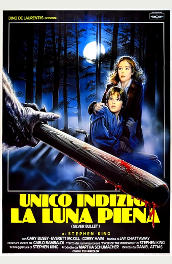 Locandina del film Unico indizio la luna piena 1985 diretto da Daniel Attias con una grande luna piena che illumina un paesaggio rurale scuro, la sagoma minacciosa di un licantropo e abitanti del paese spaventati in basso. L atmosfera è tesa e misteriosa. Sulla locandina compare il titolo Unico indizio la luna piena in caratteri bianchi ben visibili.