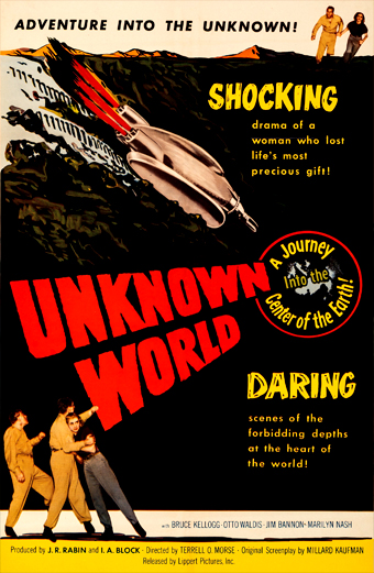 Poster del film Unknown World 1951 con un gruppo di esploratori in uniformi beige su un terreno roccioso, un veicolo futuristico a forma di razzo che scende nel sottosuolo e testo drammatico in colori vivaci. Il poster contiene il seguente testo: Avventura nell'ignoto. Dramma scioccante di una donna che ha perso il dono più prezioso della vita. Unknown World. Un viaggio al centro della terra. Scene audaci delle profondità proibite nel cuore del mondo. Cast e crediti elencati in basso. Il tono generale è avventuroso e teso, evocando mistero e pericolo.