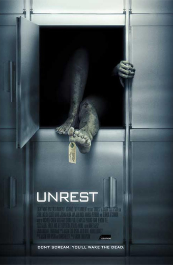 Un cadavere con un cartellino legato allalluce emerge da un cassetto metallico dellobitorio, un braccio teso in avanti, in un ambiente freddo e sterile. Nel poster si leggono le scritte UNREST e Non urlare Sveglierai i morti. Il tono è inquietante e angosciante.