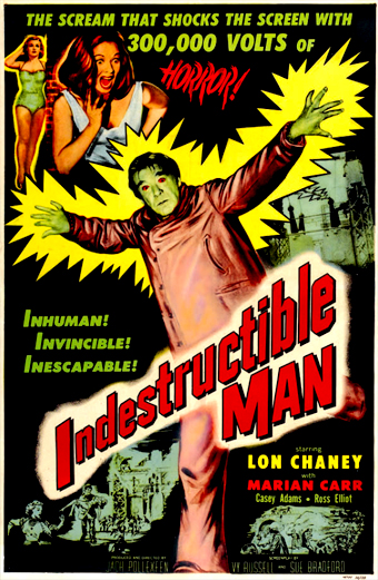 Locandina vintage del film Indestructible Man con un uomo minaccioso in tuta da prigioniero a braccia spalancate, una donna spaventata che si ritrae sullo sfondo e una città in basso. La scena è attraversata da fulmini gialli e rossi e da testi drammatici: The scream that shocks the screen with 300000 volts of horror, Inhuman Invincible Inescapable Indestructible Man con Lon Chaney e Marian Carr. Il tono generale è di suspense e sensazionalismo.