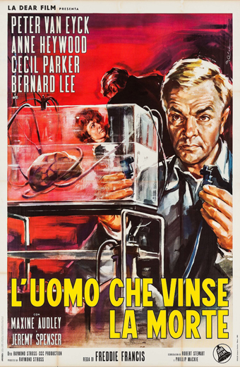 Locandina illustrata e drammatica del film L'Uomo che vinse la morte con un uomo che manovra apparecchiature scientifiche e ha un'espressione intensa, colori vivaci rosso e giallo, e i seguenti nomi e titoli: Peter Van Eyck, Anne Heywood, Cecil Parker, Bernard Lee, L'Uomo che vinse la morte, Maxine Audley, Jeremy Spenser, regia di Freddie Francis. L'atmosfera generale è di suspense e mistero.