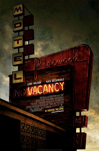 Locandina del film Vacancy 2007 con un'insegna di motel scura e minacciosa al crepuscolo, lettere al neon che riportano Pinewood Motel, No Vacancy e i nomi Luke Wilson e Kate Beckinsale. Sull'insegna compaiono anche le scritte AC e TV. Il cielo nuvoloso e cupo trasmette un'atmosfera tesa e inquietante.