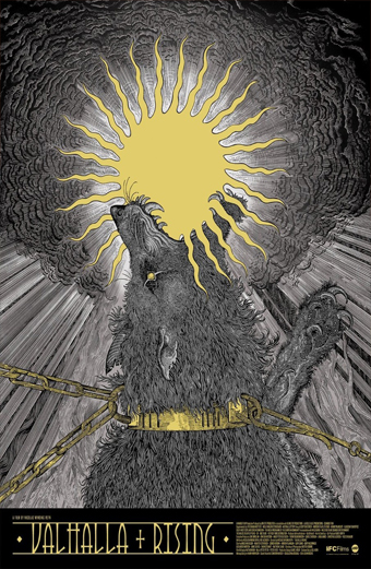 Illustrazione stilizzata di un lupo incatenato che ulula verso un sole giallo radiante con raggi drammatici, circondato da nuvole scure turbolente. La scena è intensa e mitica, richiama la mitologia norrena. In basso compare la scritta Valhalla Rising in caratteri ornamentali. Il tono generale è cupo e misterioso.