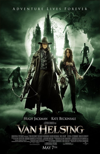 Locandina del film Van Helsing con un uomo in cappotto lungo e cappello a tesa larga che impugna delle armi, accanto a una donna dai capelli ricci con una spada. Sullo sfondo castelli gotici e una luna piena dominano un ambiente nebbioso, con creature volanti e mostri che creano un'atmosfera cupa e di suspense. Testi visibili: Adventure Lives Forever, Hugh Jackman, Kate Beckinsale, Van Helsing, May 7th.