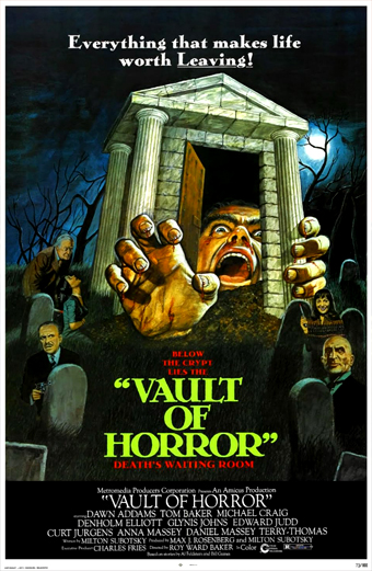Manifesto del film Vault of Horror 1973. Un uomo terrorizzato con occhi spalancati e bocca aperta in un urlo emerge da una cripta di pietra, protendendo entrambe le mani. La cripta è circondata da lapidi e figure oscure in un cimitero notturno e inquietante. Il manifesto trasmette un tono drammatico e spaventoso. In alto si legge la scritta Everything that makes life worth Leaving. Sotto la cripta si trova la frase Vault of Horror Deaths Walking Room. In basso sono presenti i crediti e il cast.