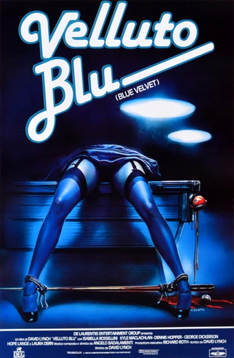 Locandina del film Velluto Blu Blue Velvet con una donna in lingerie blu e tacchi alti distesa a pancia in giù su una superficie illuminata di blu, con le mani legate a una barra metallica. Lo sfondo è scuro con illuminazione drammatica e tre luci da soffitto accese. Il titolo Velluto Blu è scritto in grande in alto in bianco con Blue Velvet tra parentesi sotto. Il tono generale è misterioso e provocatorio.