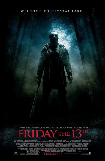 Jason Voorhees si staglia minaccioso in una foresta buia e nebbiosa, impugnando un machete, illuminato da una luce fredda alle spalle. L'atmosfera è cupa e inquietante. In alto si legge Benvenuti a Crystal Lake. In basso il titolo Friday the 13th appare in rosso insieme ai crediti del film e alla data di uscita 13 febbraio.