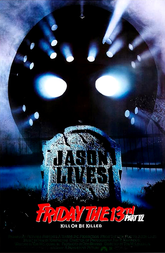 Locandina di Venerdì 13 parte VI Jason vive con una grande maschera da hockey illuminata da fasci di luce in un cimitero buio e nebbioso. Una lapide in primo piano riporta la scritta Jason Lives. In basso sono presenti il titolo Friday the 13th Part VI e lo slogan Kill or Be Killed in caratteri grandi rossi e bianchi. L'atmosfera generale è cupa e inquietante.